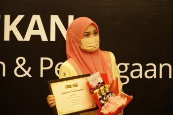 Anugerah Kecemerlangan Sijil Dekan - Fakulti Pengurusan & Perniagaan