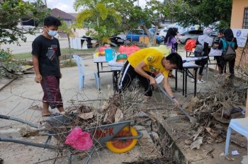 Gotong Royong Pasca Banjir Bersama KRT Taman Guru